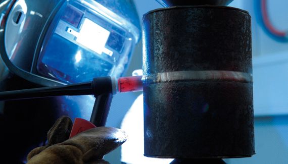 Bild Mitarbeiter:in der SEF bei dem schweißen